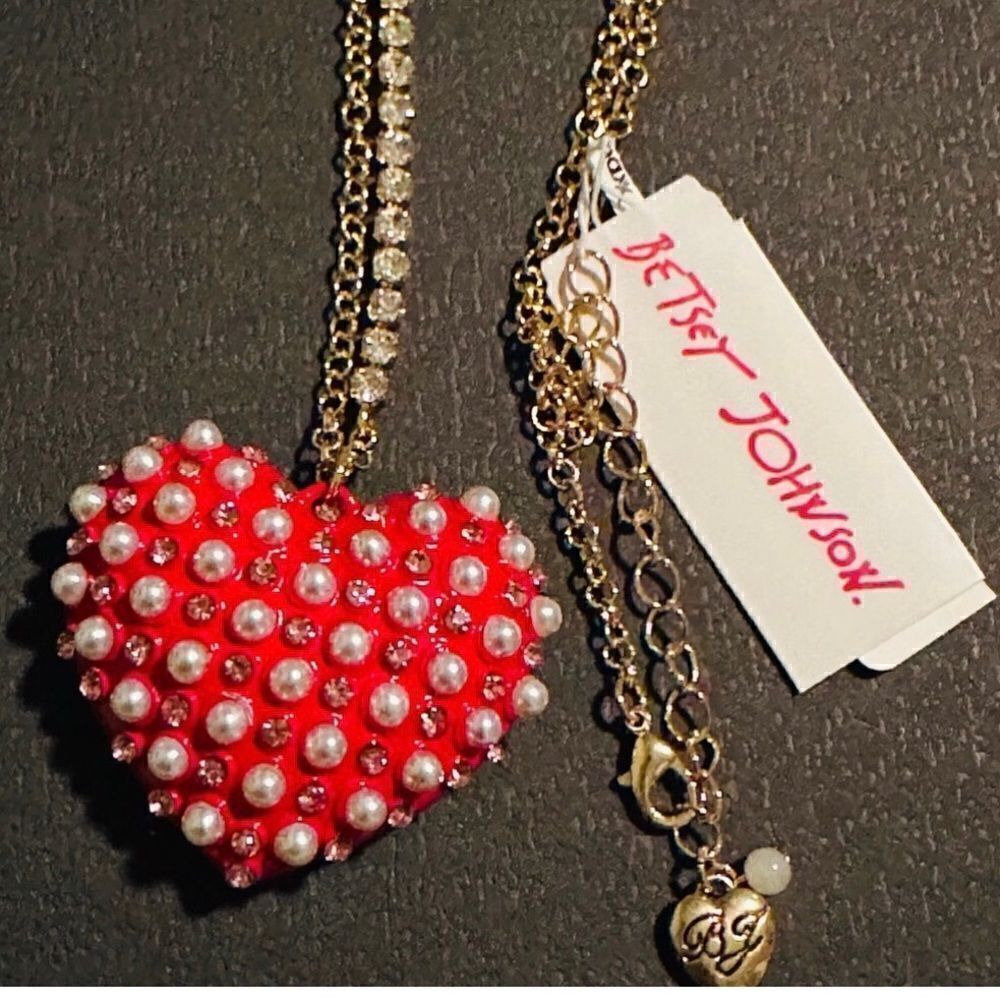♥️ Betsey Johnson gorgeous crystal embellished heart necklace ♥️